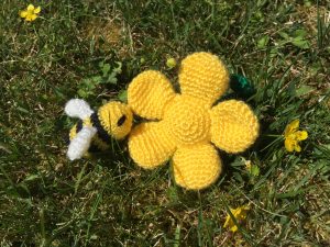 gehaakte gele bloem en bij