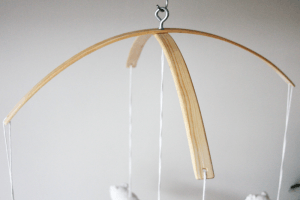 houten-mobiel-babykamer