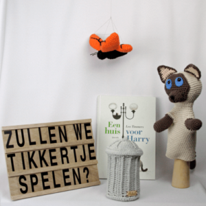 tekstbord zullen we tikkertje spelen gehaakte handpop en vlinder