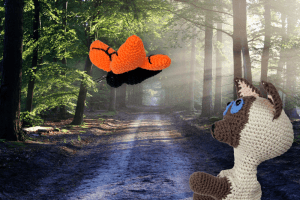 Handpop harry gaat achter vera de vlinder aan in het bos