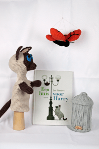 sfeerfoto handpop harry gehaakt met vuilnisbak vlinder en boek huis van harry