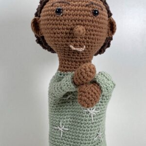 haakpatroon-handpop-jongen-in-pyjama