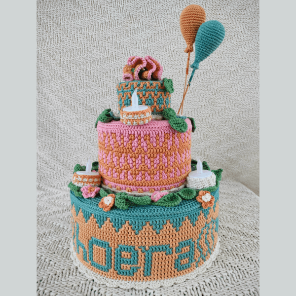 Haakpatroon Hoera overlay crochet feesttaart - Haak mee met Saar